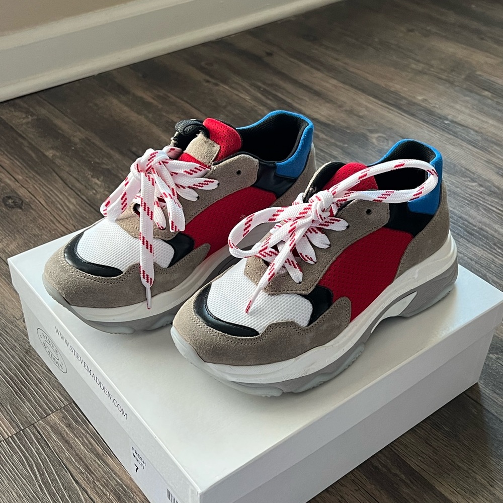 Steve Madden sneaker size 7.